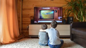 テレビを見てる子供